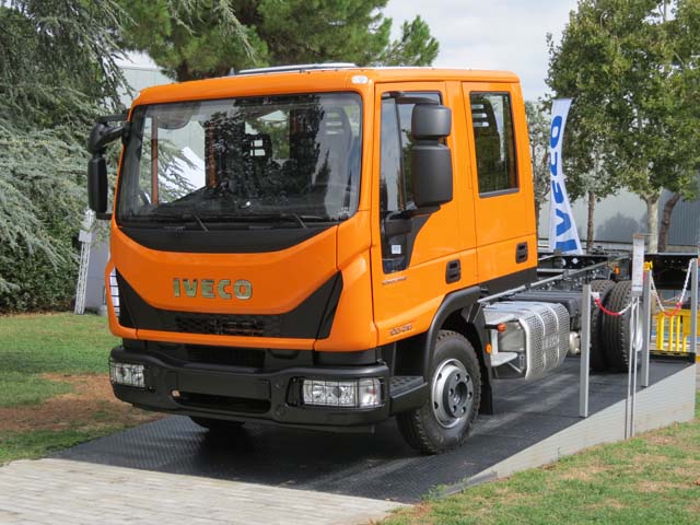 La doble cabina resulta muy útil en obras pública, plataformas de rescate, equipos de bomberos, etc.